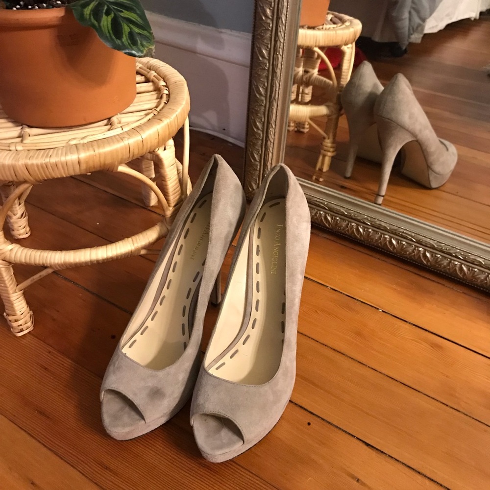 Peep toe Suede Pumps